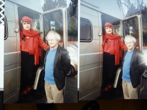 Zoek de verschillen. Helga Ruebsamen en Reinjan Mulder bij de Mercedes kampeerbus (foto Vincent Mentzel).