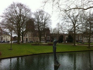 Het prakje voor het voormalige Gymnasium in Tiel 