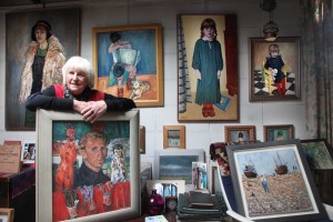 Piet's wife Hanna with works of her late husband. (foto William Hoogteyling)