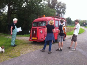 Wandelaars in Neerijnen bekijken de brandweerauto