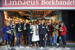 Schrijvers van 'Meer Oost', bij de presentatie in de Linnaeusboekhanel (foto Bob Bronshoff) 