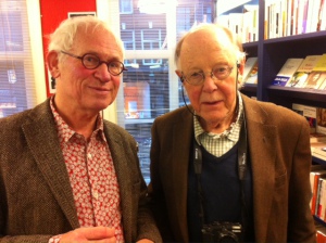 Reinjan Mulder en Eddy Posthuma de Boer bij de presentatie van het Gerard Reve fotoboek in de Athenaeum Boekhandel, 26 februari 2015 