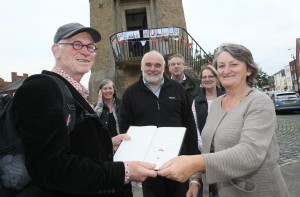 Reinjan Mulder bekijkt met vuurtorenbeheerder Sue Daish een van de eerste Harwich-schetsboeken van Piet Mulder