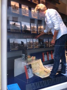 Objectief Nederland in de etalage bij de Athenaeum Boekhandel