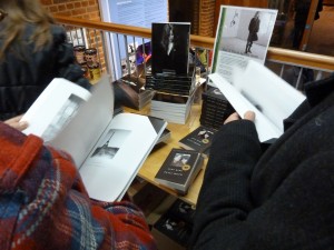 Bezoekers bladeren voor het concert in de boeken van Patti Smith 